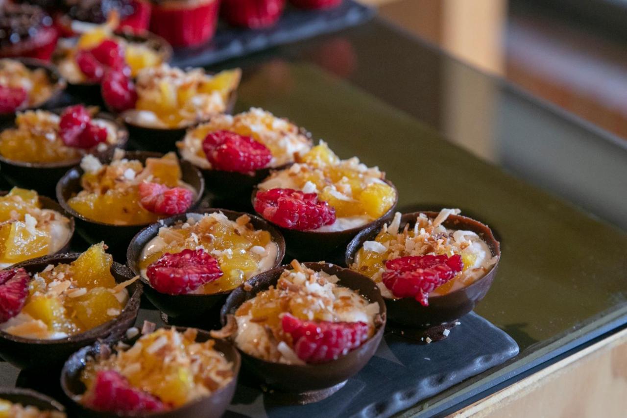 오스테리아 라스 퀸타 호텔 앤드 스파 쿠에르나바카 외부 사진 Chocolate cups with fruit